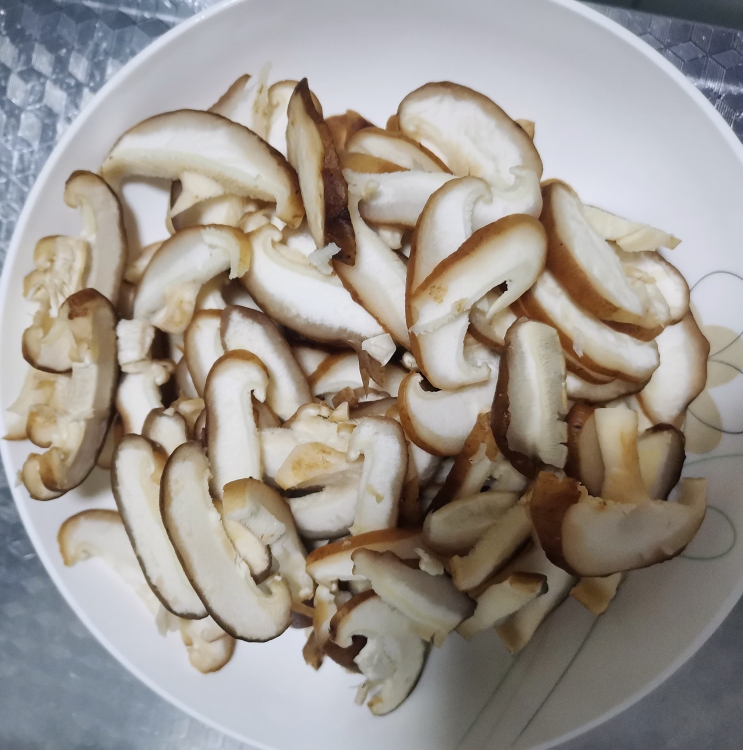 香菇炒肉｜贼香的做法 步骤2