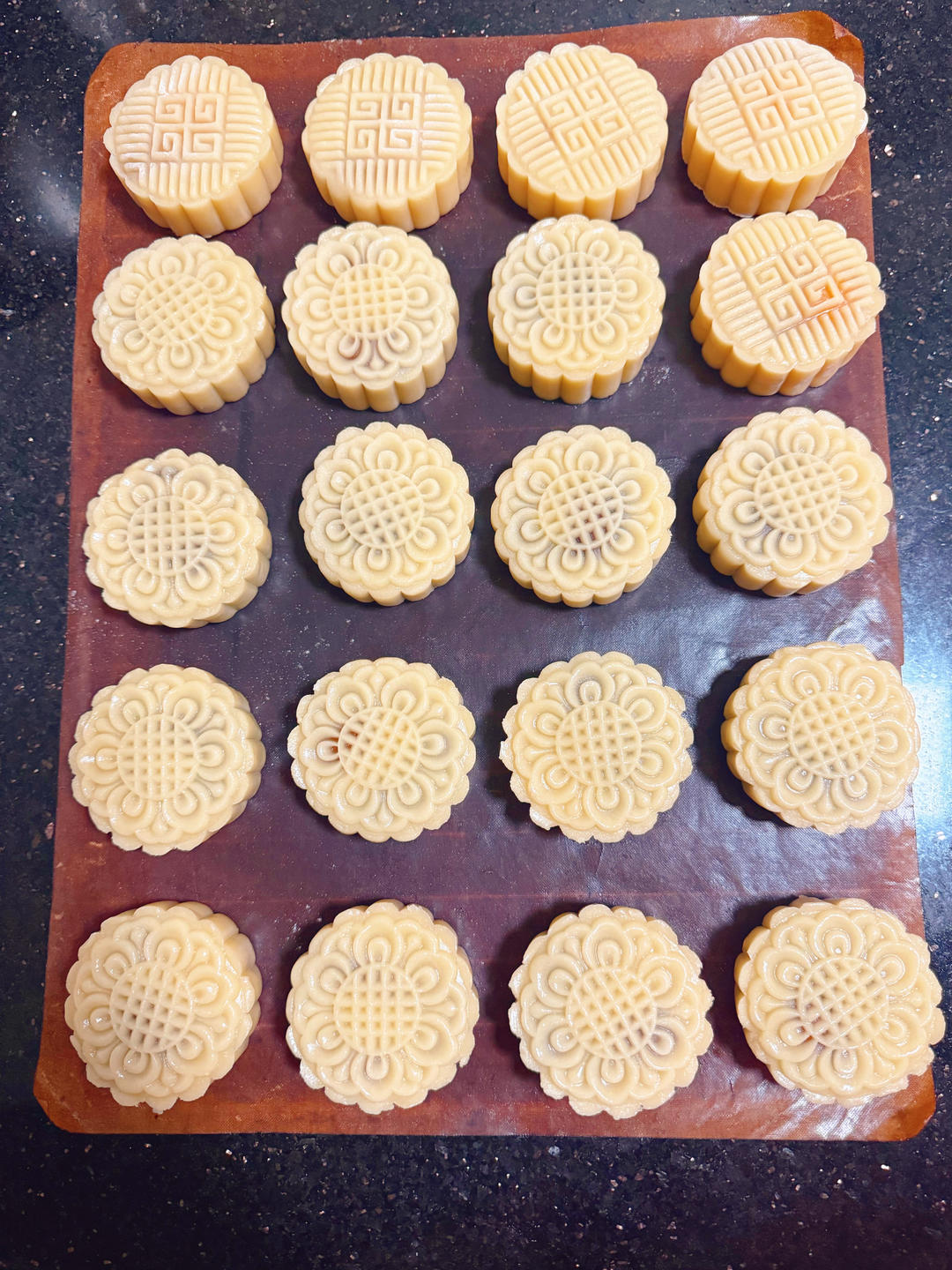 广式月饼—玫瑰豆沙蛋黄月饼50g/75g