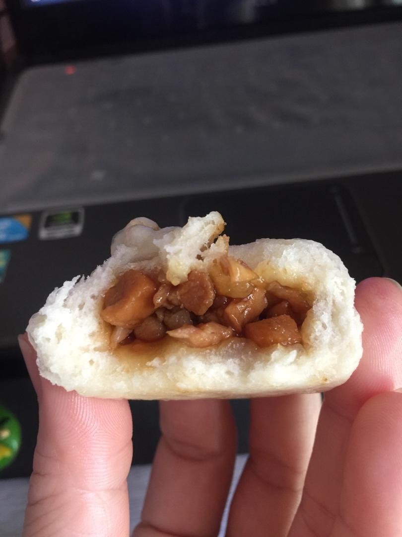 云朵般松软爆浆蜜汁叉烧包