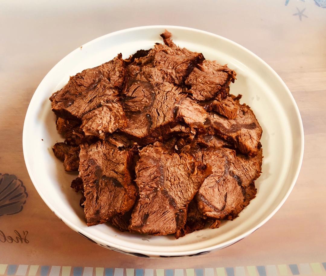 一锅汤里熬出的三合一：酱牛肉、酱牛筋、卤蛋