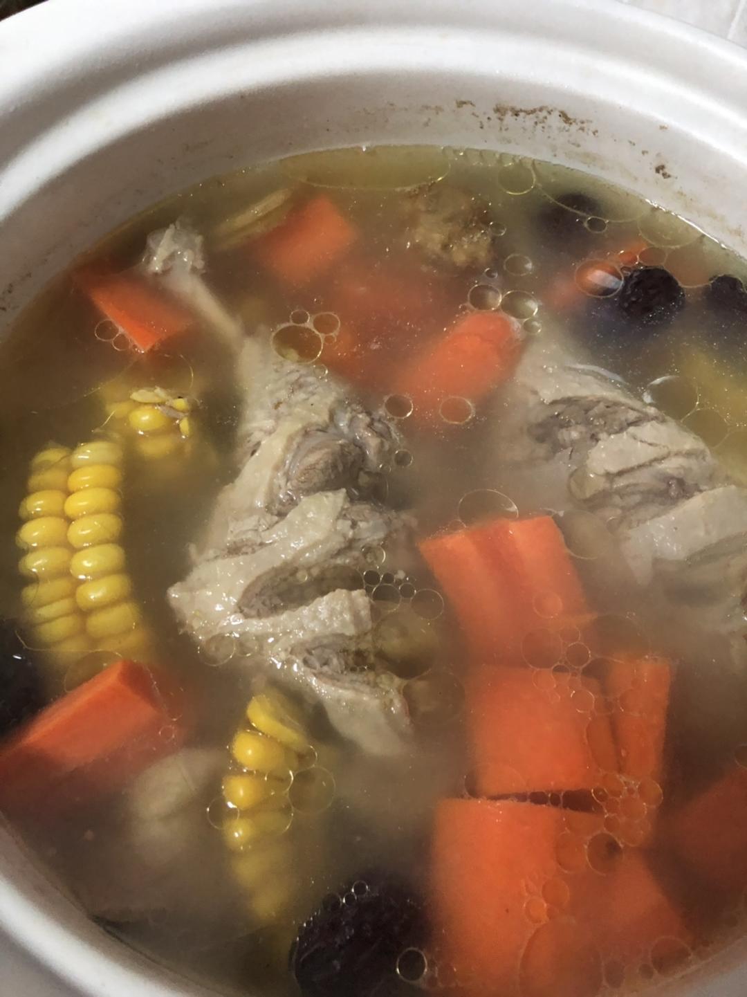 玉米胡萝卜鸭腿汤