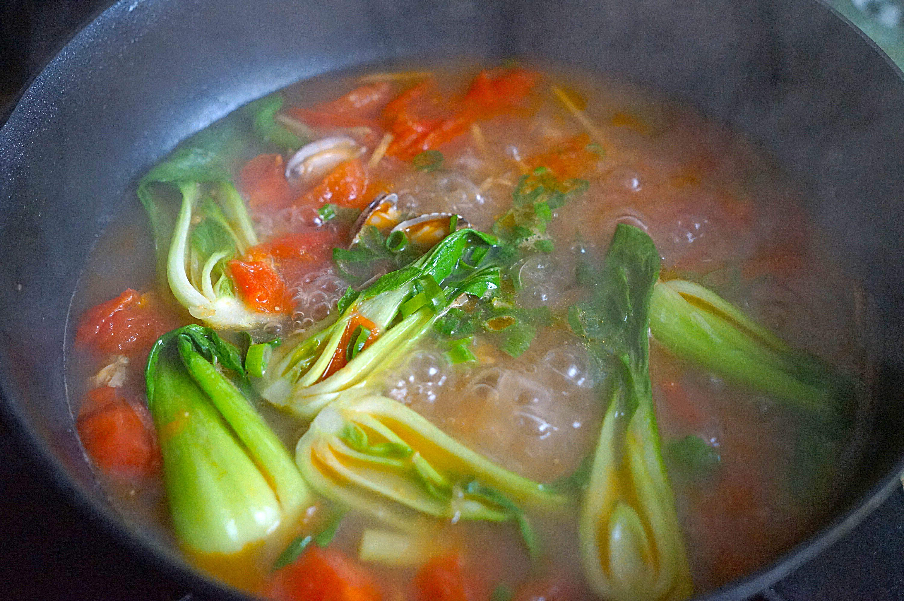 年夜饭-杂色蛤粉丝海鲜汤的做法 步骤8