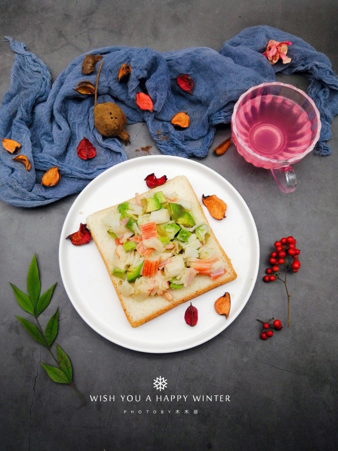 吐司这样吃--牛油果蟹肉棒吐司片