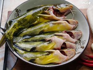 连锅一起上桌的黄骨鱼焖豆腐的做法 步骤2
