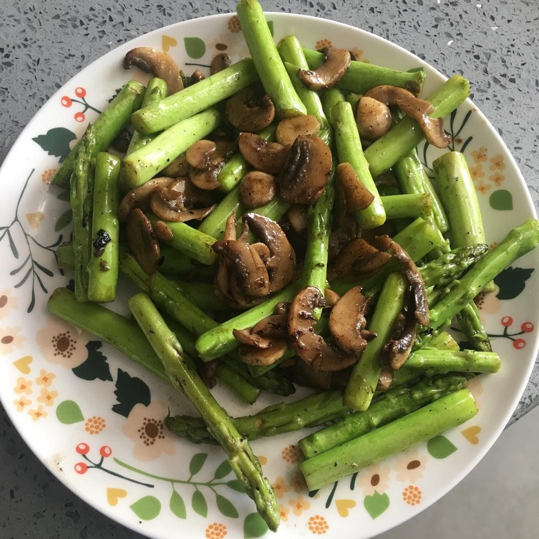 芦笋炒蘑菇