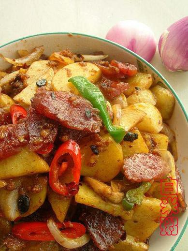 土豆香肠干锅的做法