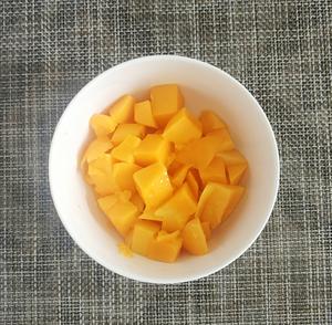十分钟快手甜品→芒果椰奶小丸子的做法 步骤3