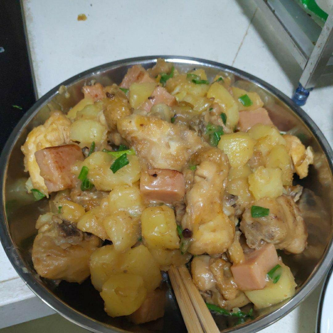 土豆炖鸡肉(一定要多煮点饭，否则不够吃)