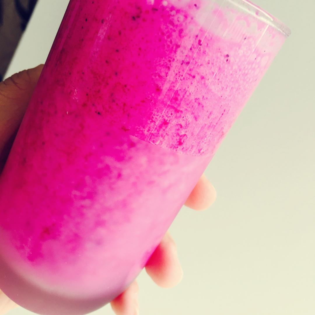 火龙果酸奶奶昔