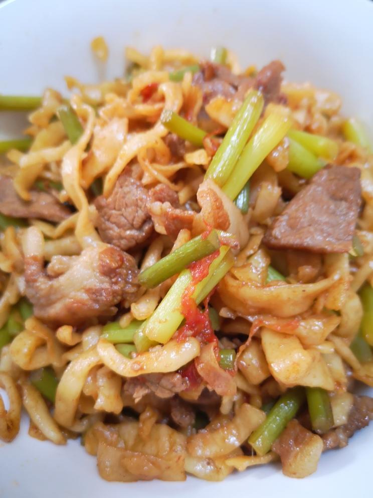 蒜苔焖面的做法