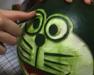 雕刻一只搞笑的西瓜🤣的做法