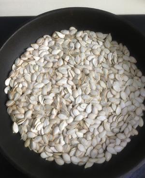 平底锅～炒南瓜籽的做法 步骤2