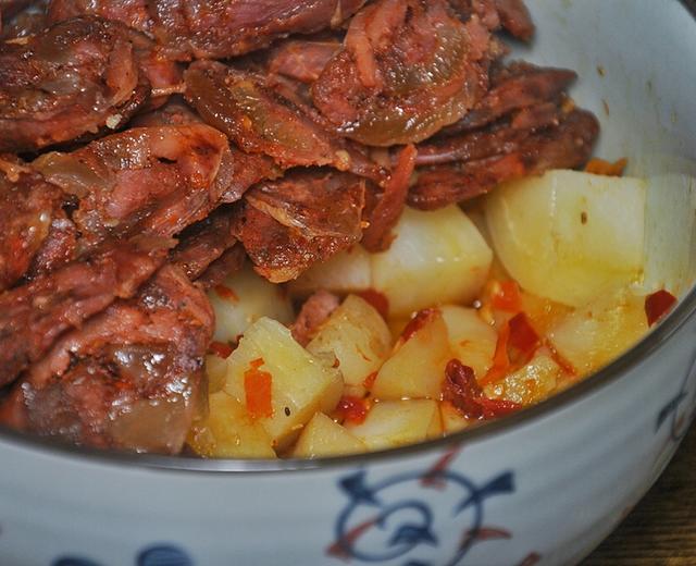 剁椒土豆蒸香肠的做法