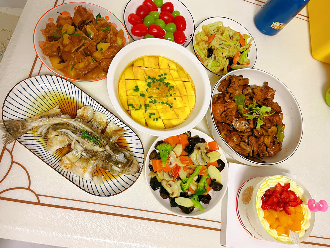 绝美的清蒸鲈鱼，新手也能做的完美！鲜美无比巨好吃，减肥也可照吃不误！