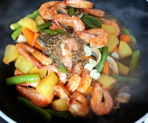 集主食蔬菜蛋白质于一锅的乱炖虾的做法 步骤6