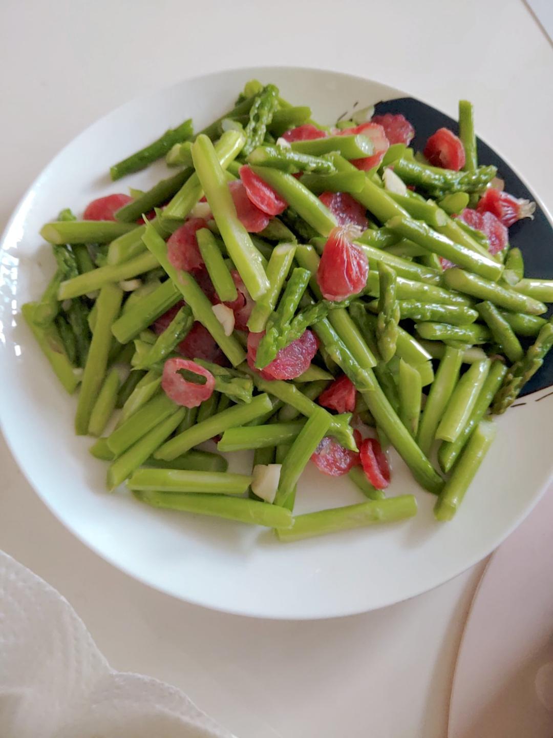 芦笋炒腊肠，10分钟上桌。