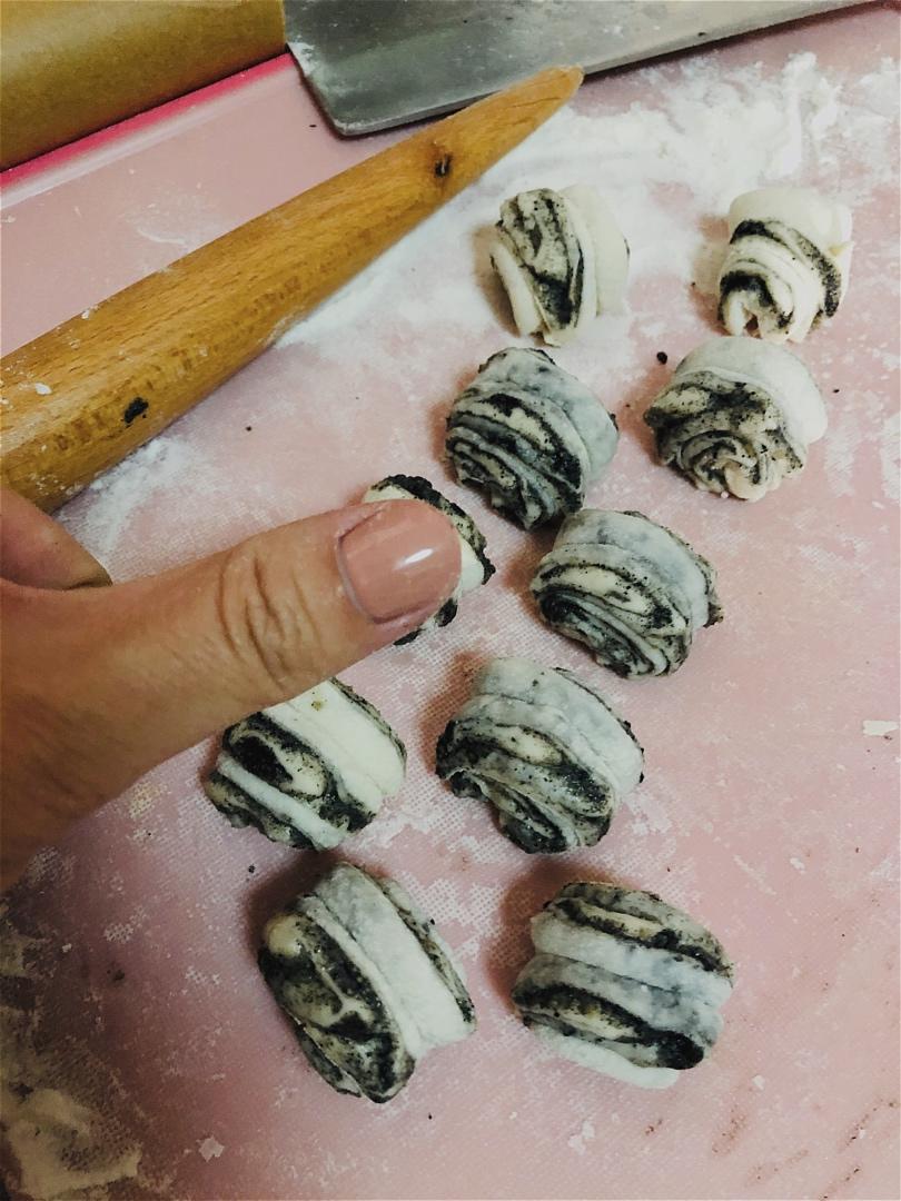 黑芝麻枣泥小花卷（8个月辅食）