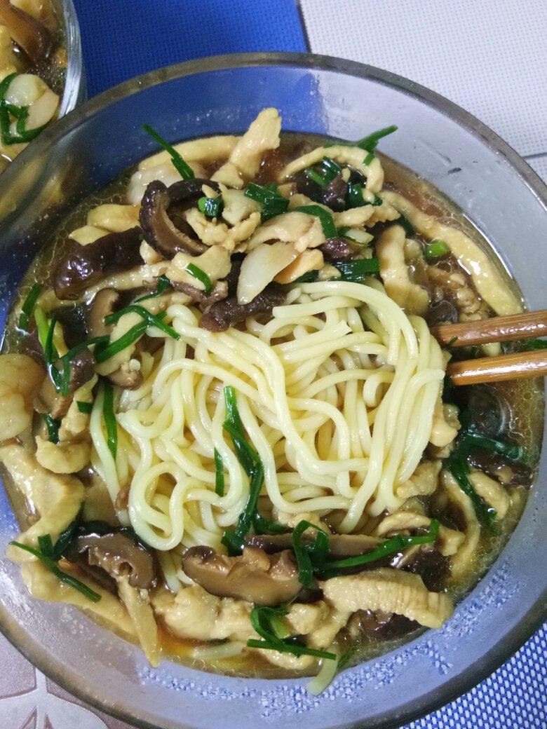 姒鸯做的香菇鸡丝面