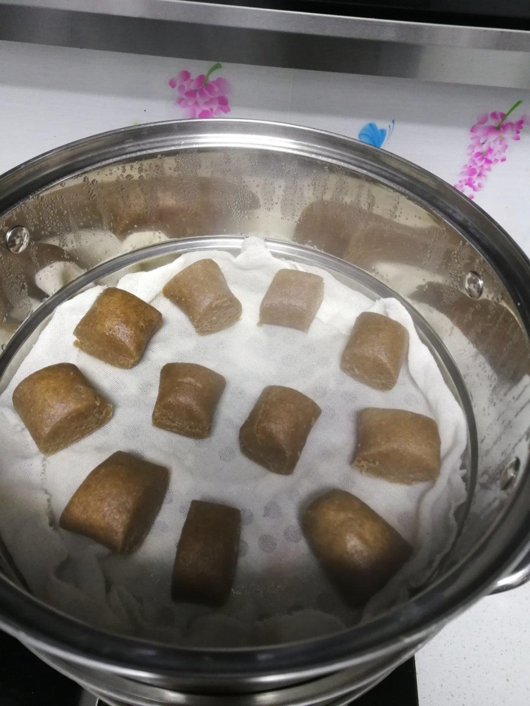 黑全麦粉馒头