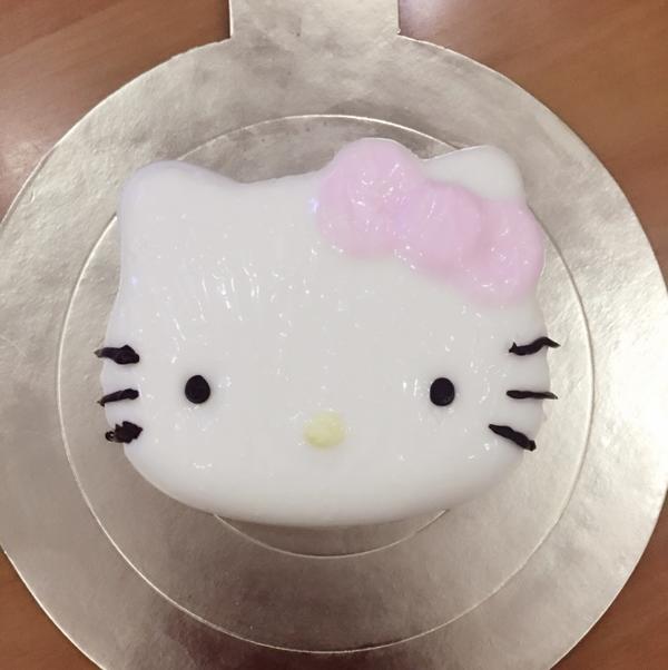 hello kitty 立体主题蛋糕——酸奶奶酪蛋糕