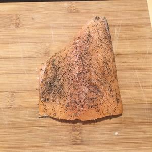 温火香煎三文鱼 Mid-heat Fried Salmon的做法 步骤2