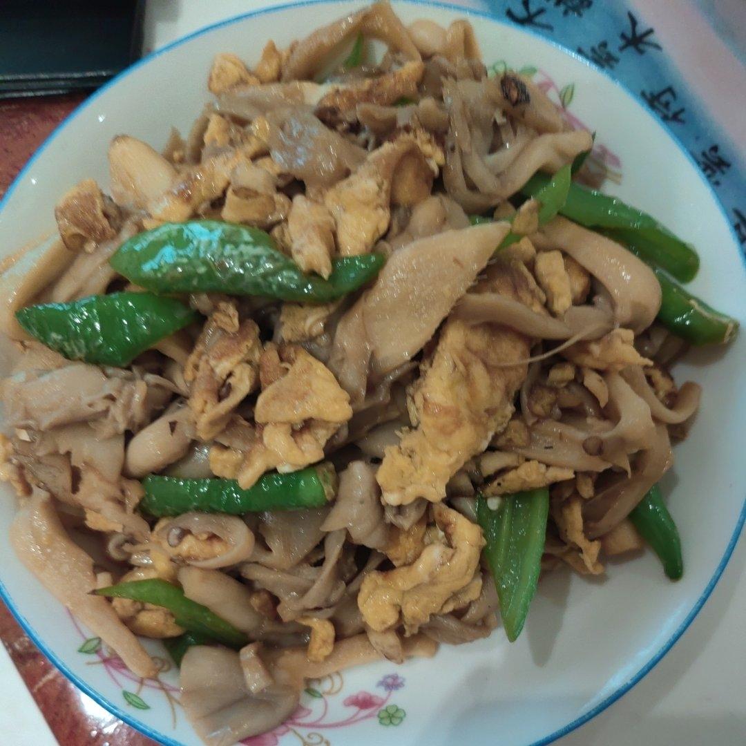 平菇青椒炒鸡蛋 好吃又营养的超快手家常菜