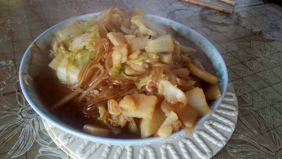 白菜炖土豆粉条 吃遍天下的琦琦做的白菜炖土豆粉条 吃遍天下的琦琦