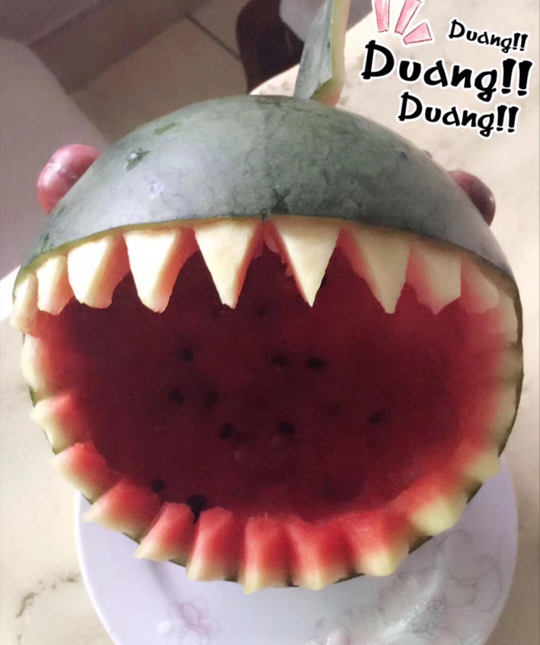 超级酷炫的鲨鱼西瓜雕