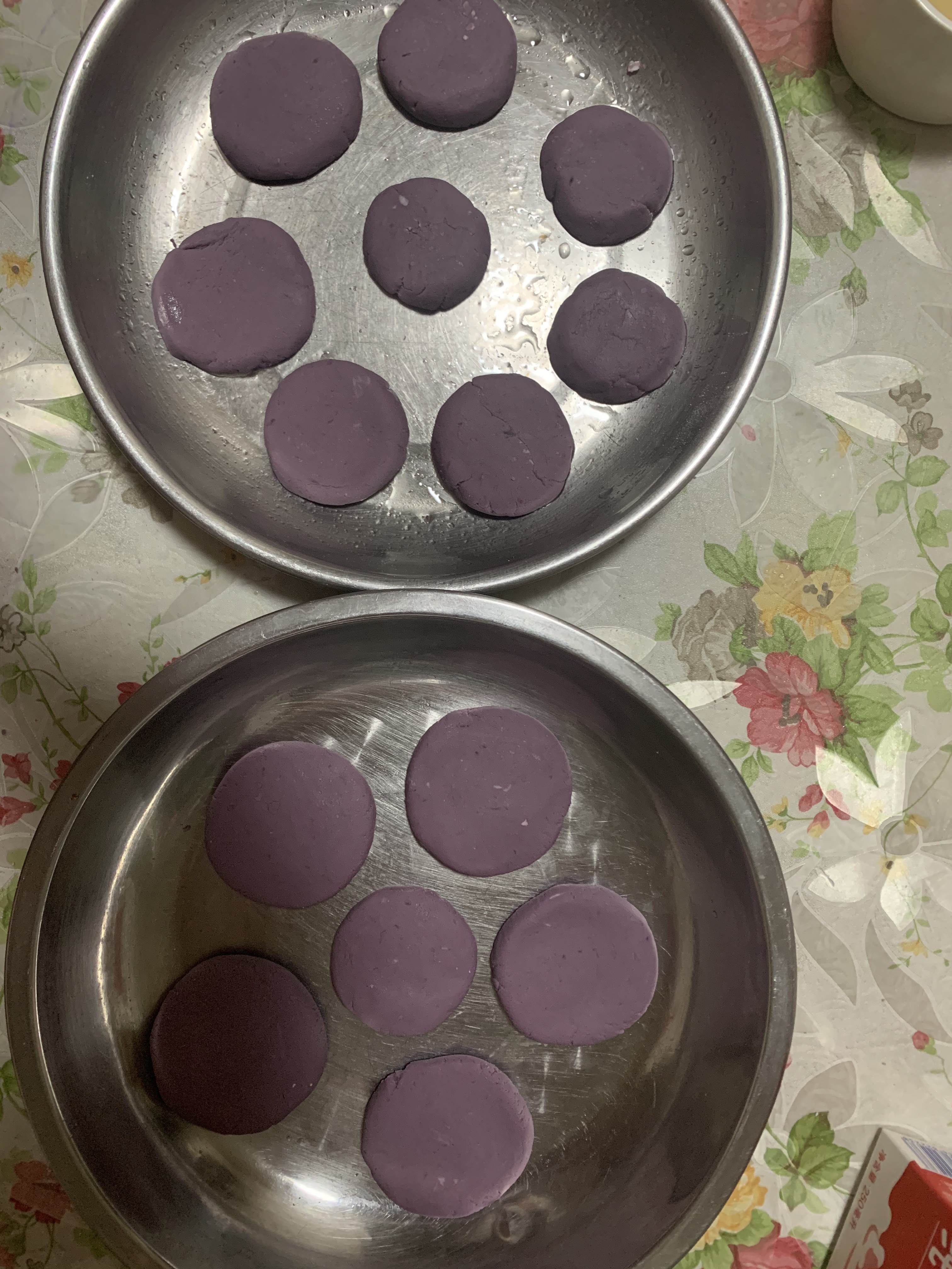 减肥必备简单制作：紫薯蒸饼，无油无糖牛奶版的做法 步骤4