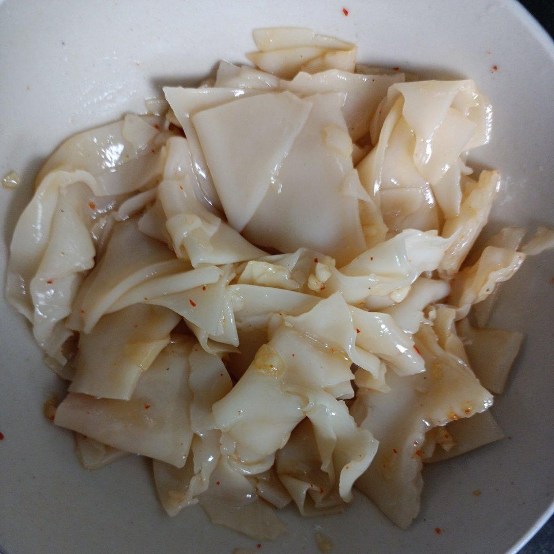 吃剩下的饺子皮用来做油泼面！好吃到流泪