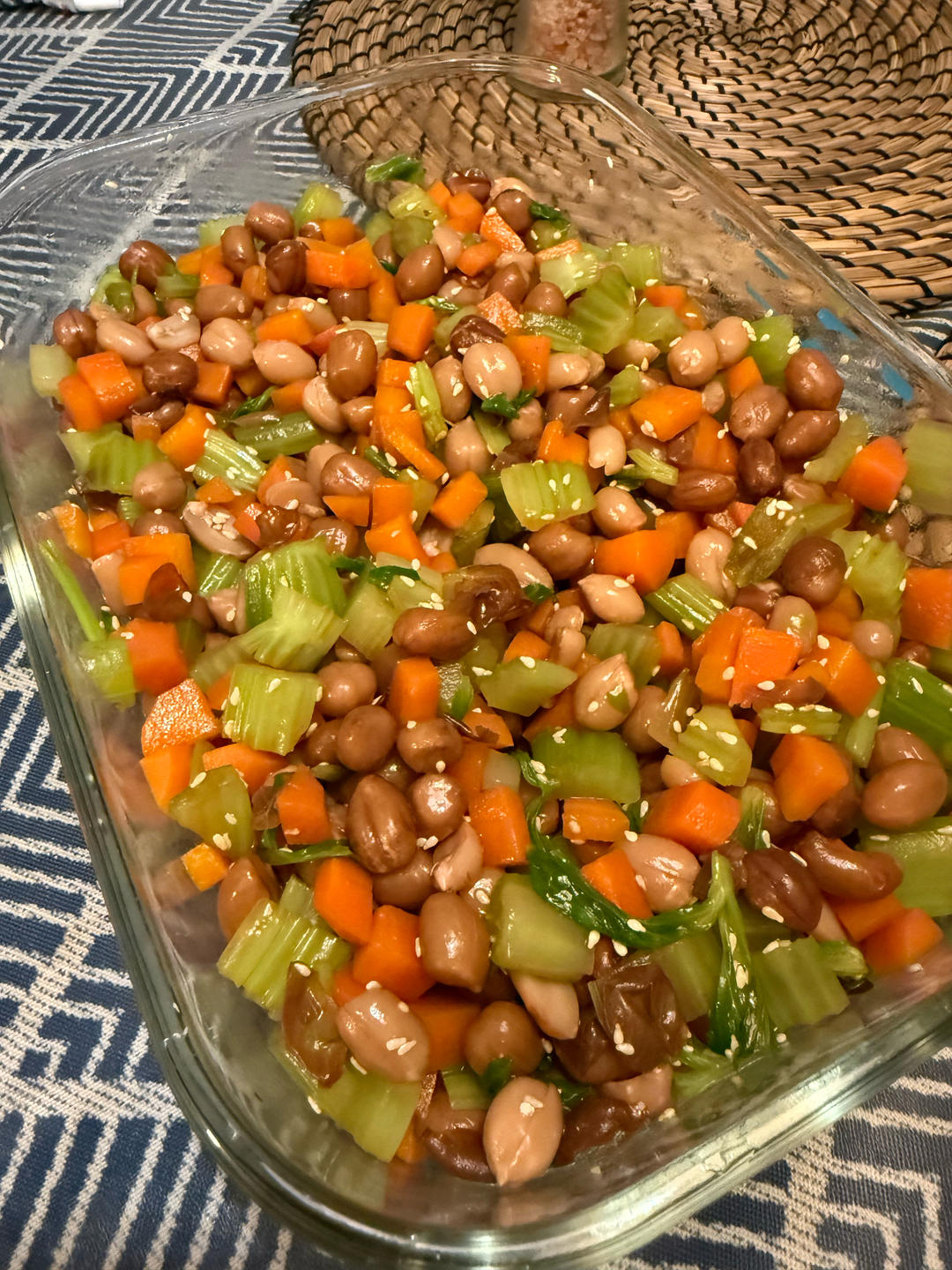 凉拌芹菜花生米胡萝卜
