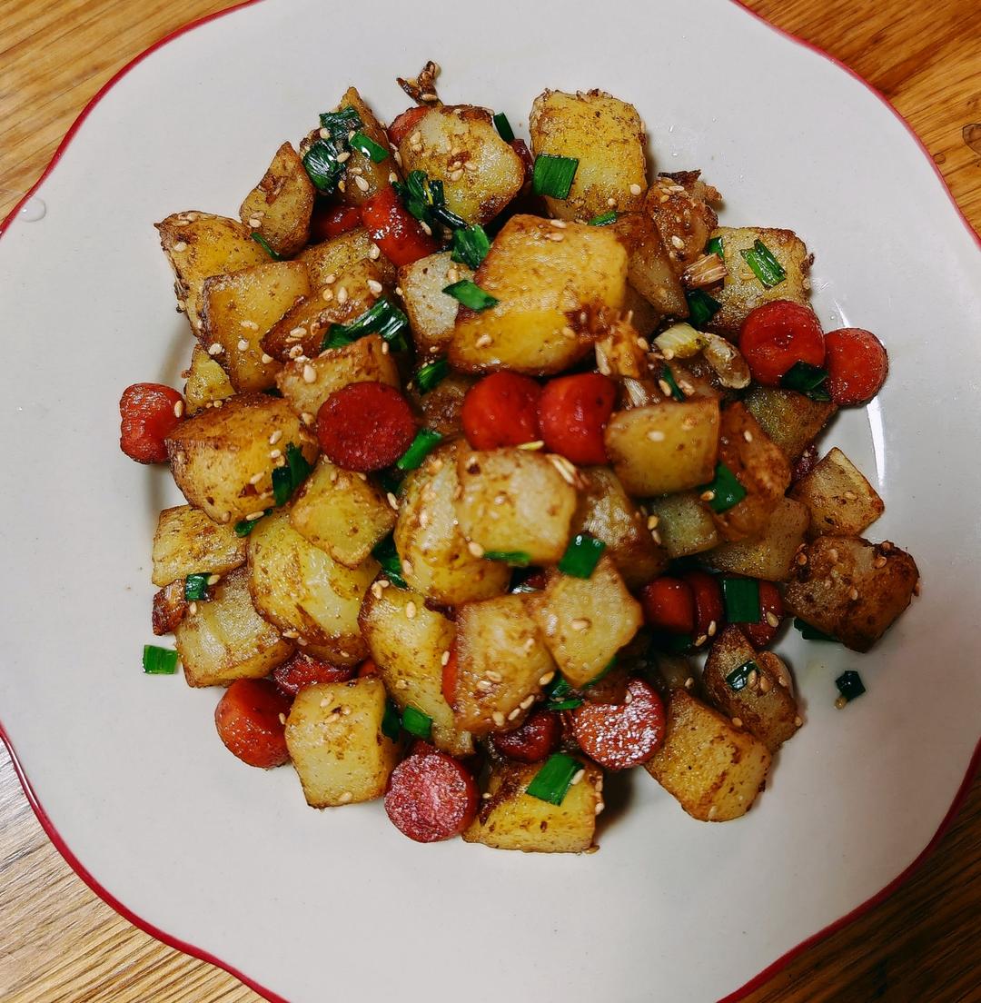 秒杀路边摊的孜然土豆火腿肠，烧烤味浓郁，吃一口就停不下来，太香了