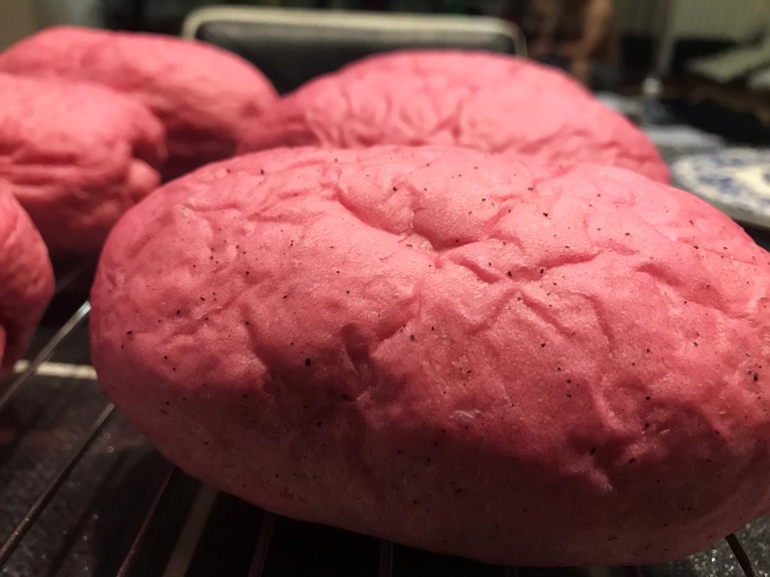 超级好吃的火龙果奶油夹心面包