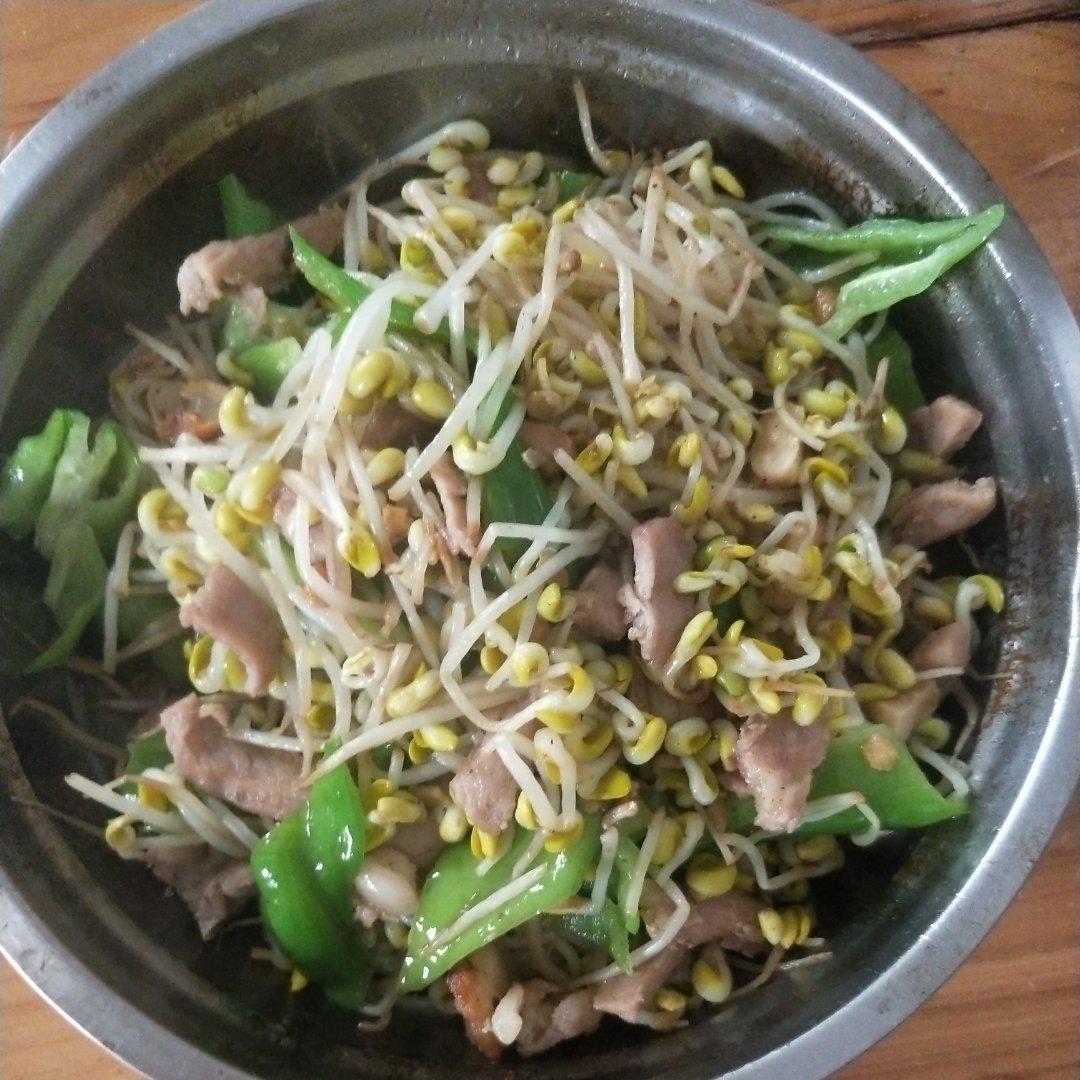 八月淡墨做的黄豆芽炒肉
