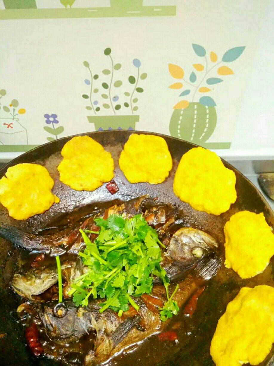 金智雅5577做的铁锅炖鱼贴饼子