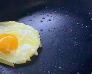 土豆丝鸡蛋饼，真的非常好吃，内附百搭酱汁教程，单双面煎都有超详细视频教学哦～不怕你不会🤭的做法 步骤5