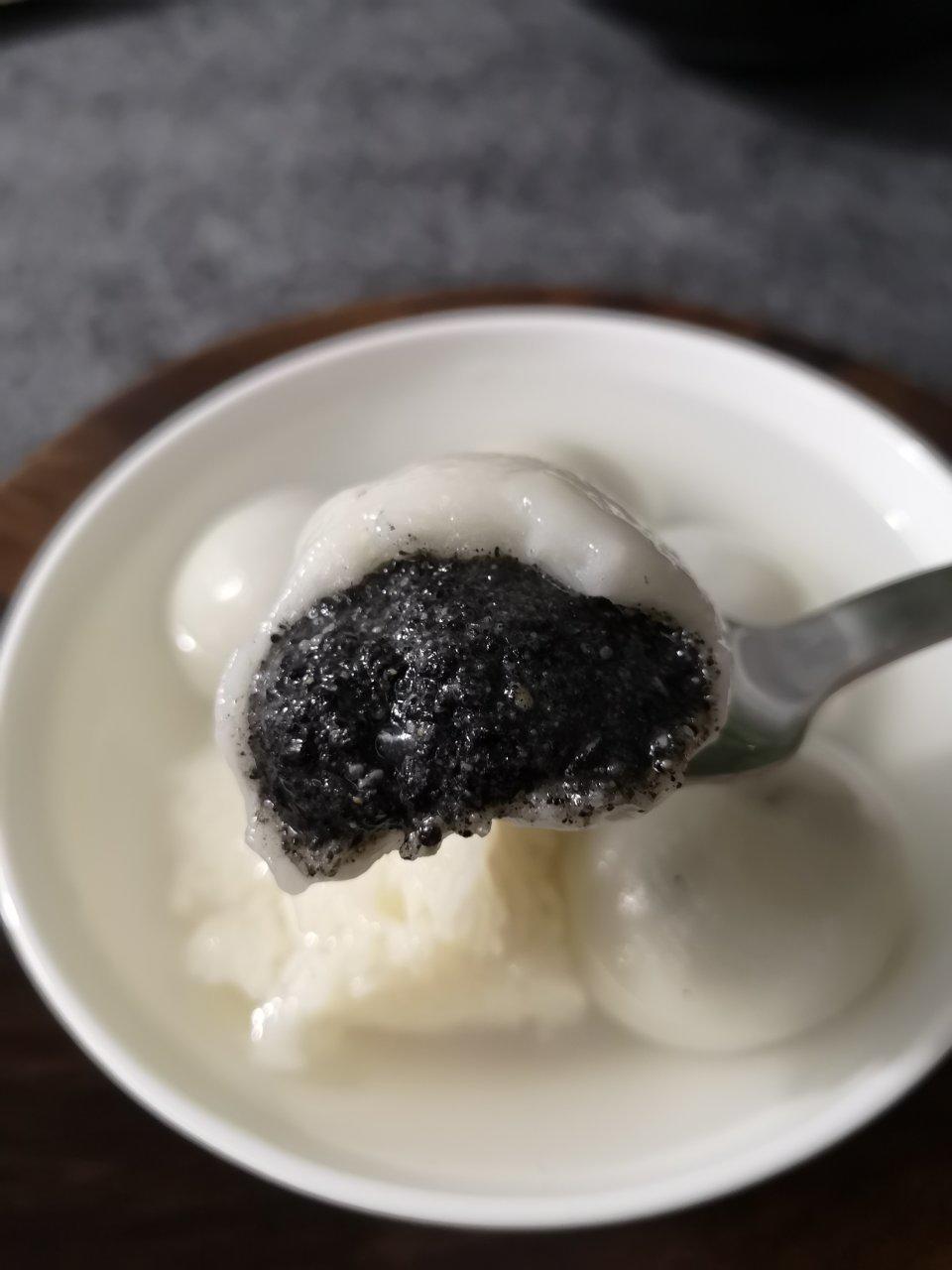 黑芝麻汤圆【新手不失败的不甜齁不油腻的汤圆】