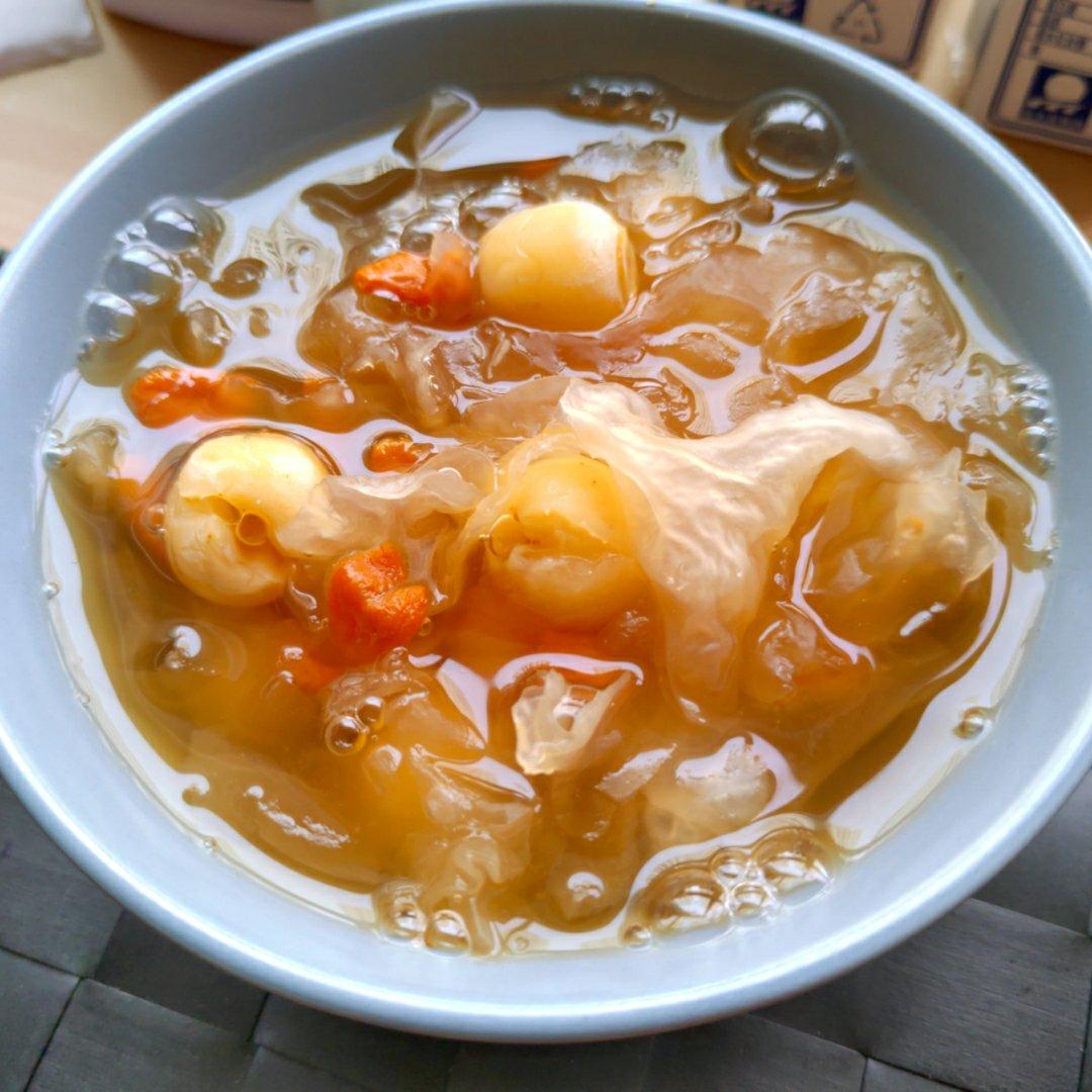 粘稠柔滑的冰糖莲子银耳羹