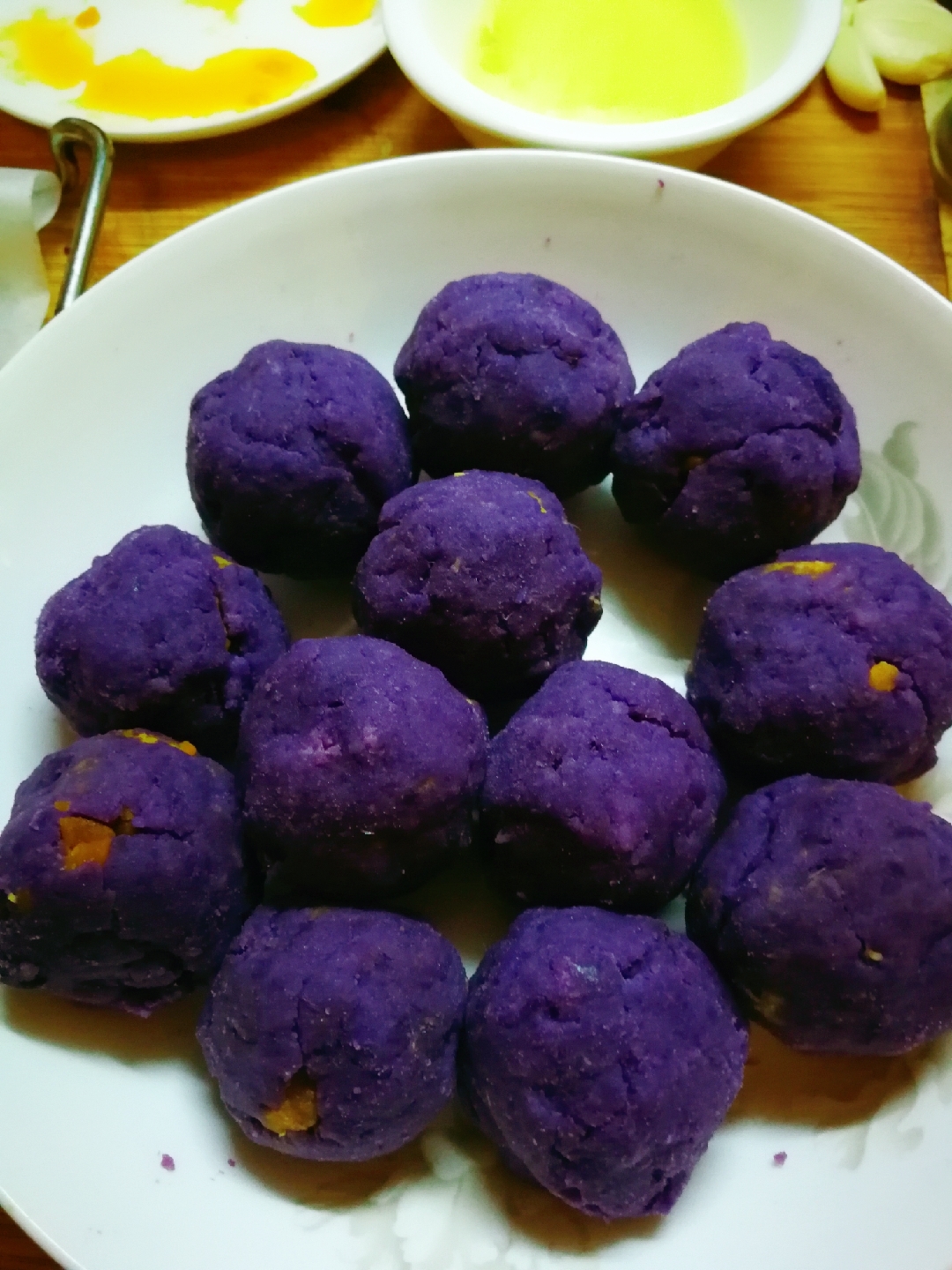 简易版紫薯蛋黄酥的做法 步骤4