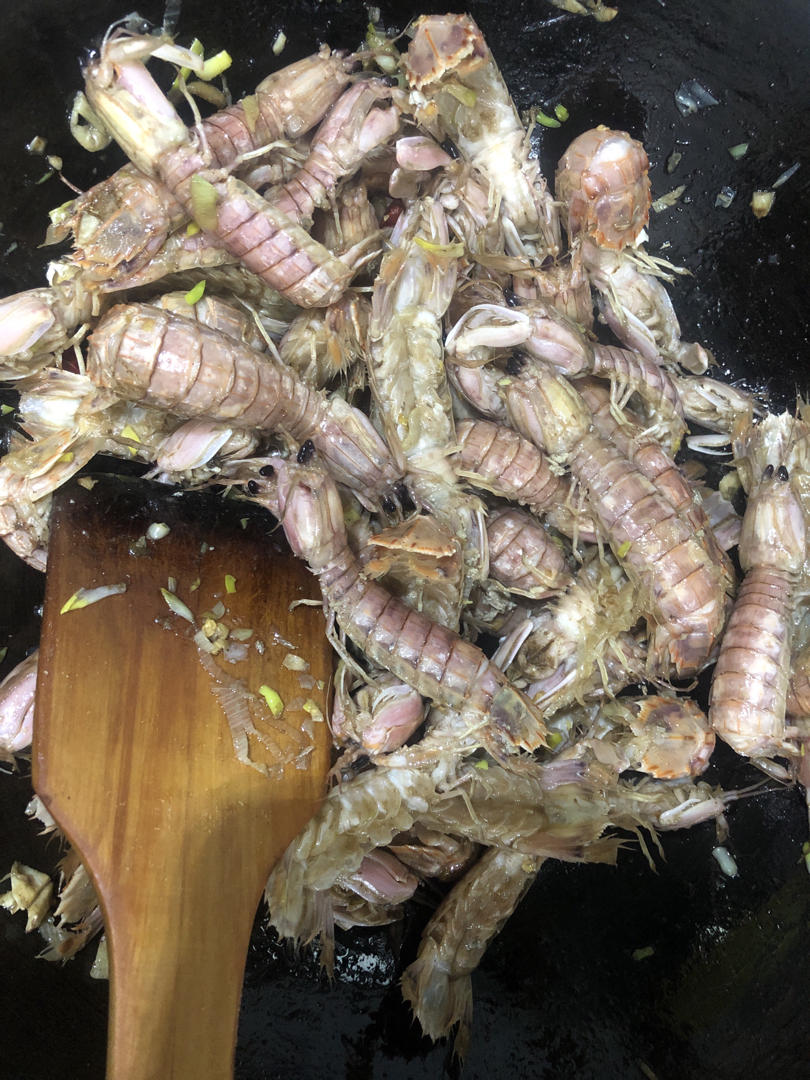 无油炸版的椒盐皮皮虾和巧拨虾壳的方法