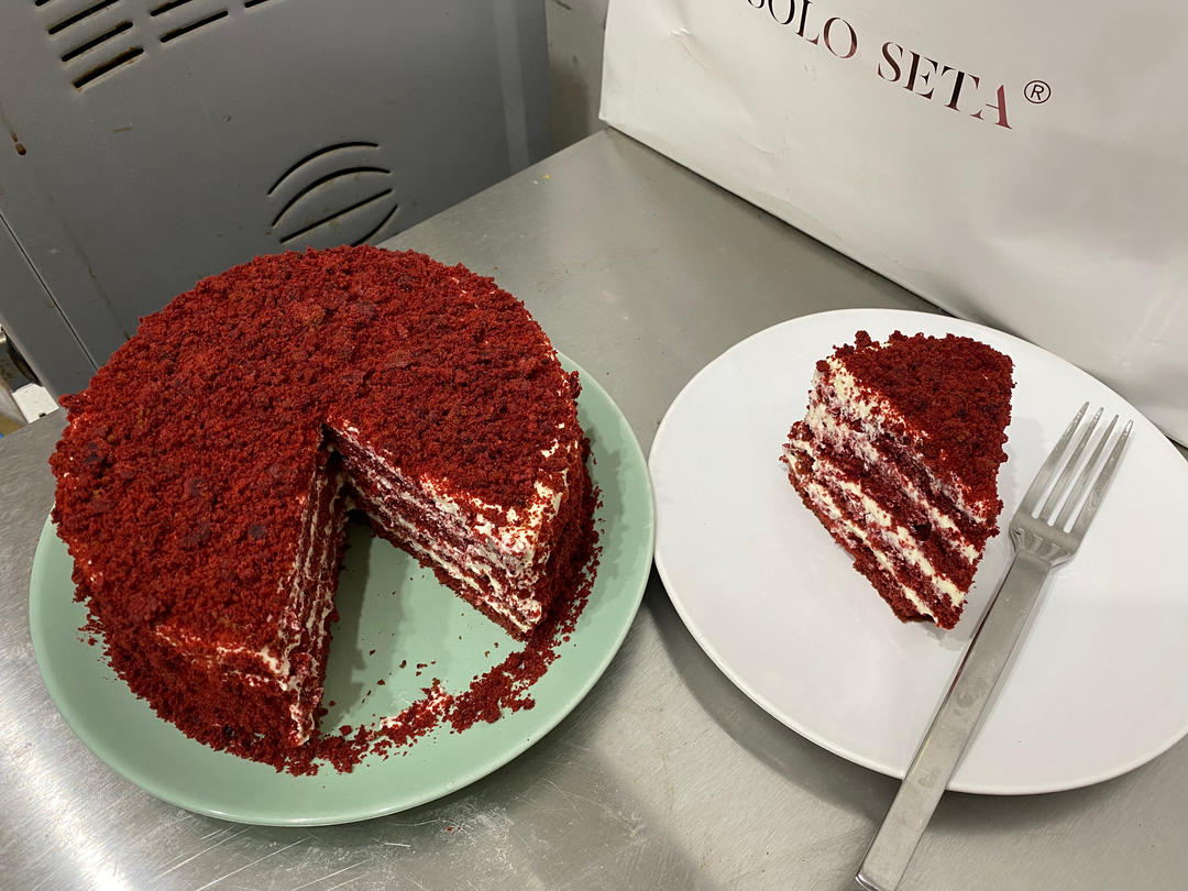 华丽变身的红丝绒蛋糕，浪漫与美味扑面而来。