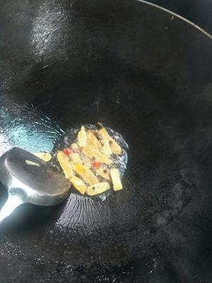 酸辣野芋茎焖鸭肉的做法 步骤7