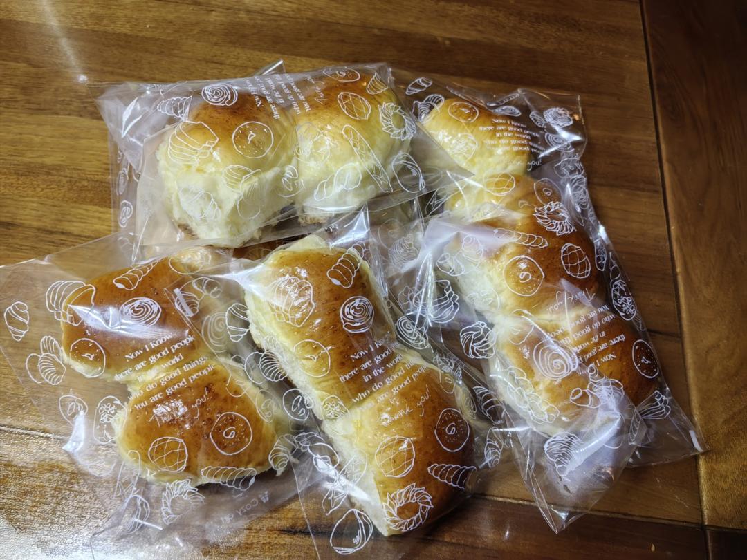 又香又软又拉丝，咬一口奶香十足！超治愈的淡奶油波兰种小餐包