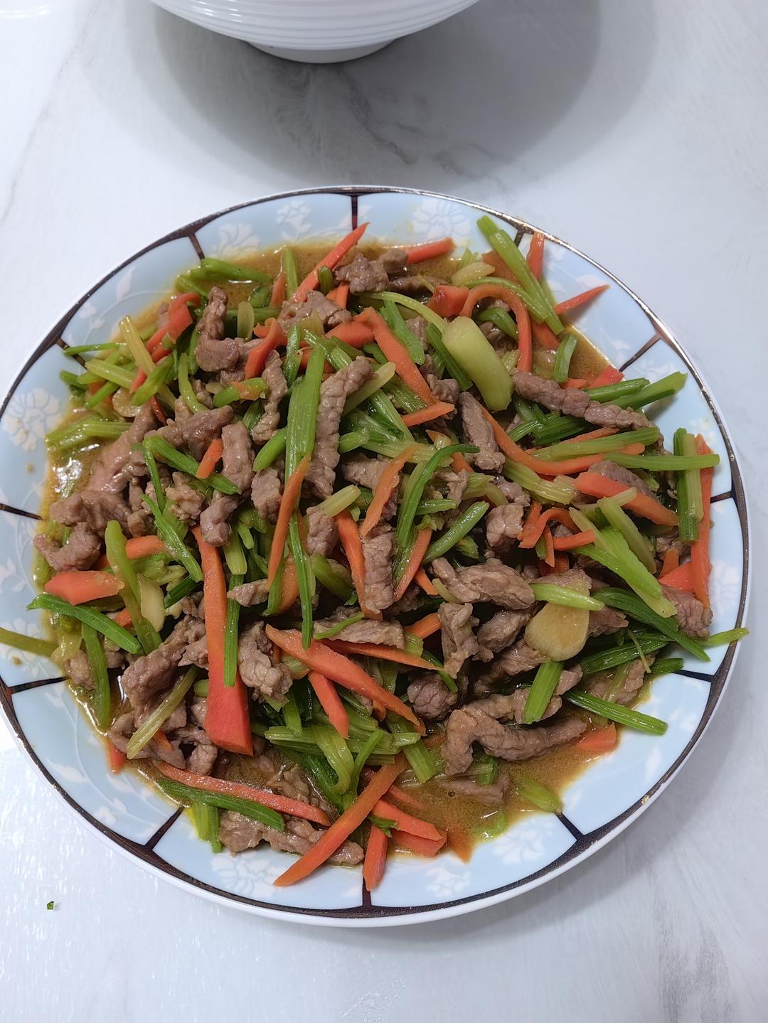 牛肉炒芹菜(不老不柴嫩滑多汁)