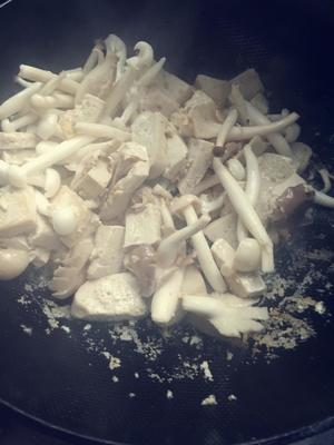鲜到没朋友的蘑菇炖豆腐的做法 步骤4