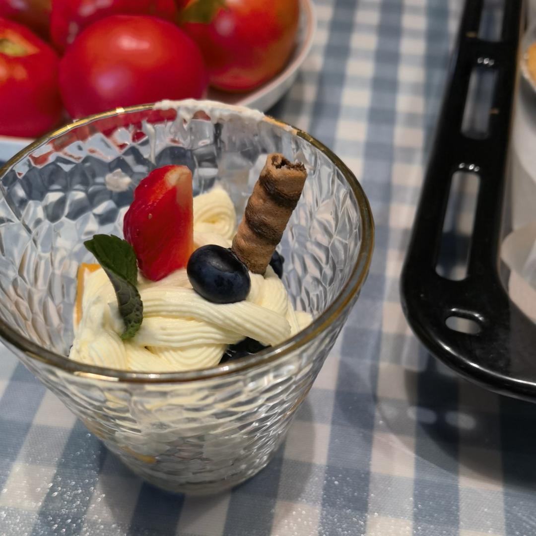 消耗淡奶油水果杯