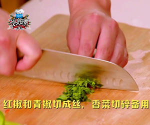 【姐姐好饿】第五期天菜男神黄晓明菜谱：清蒸鲈鱼的做法 步骤3