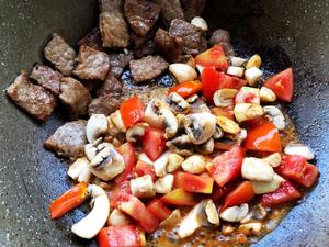 粗暴菜系——番茄蘑菇西兰花炒牛排的做法 步骤5