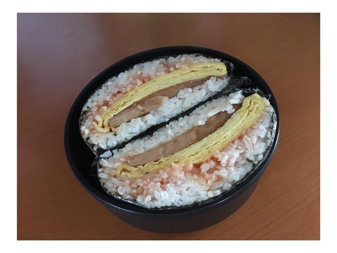 一大口世棒午餐肉饭团