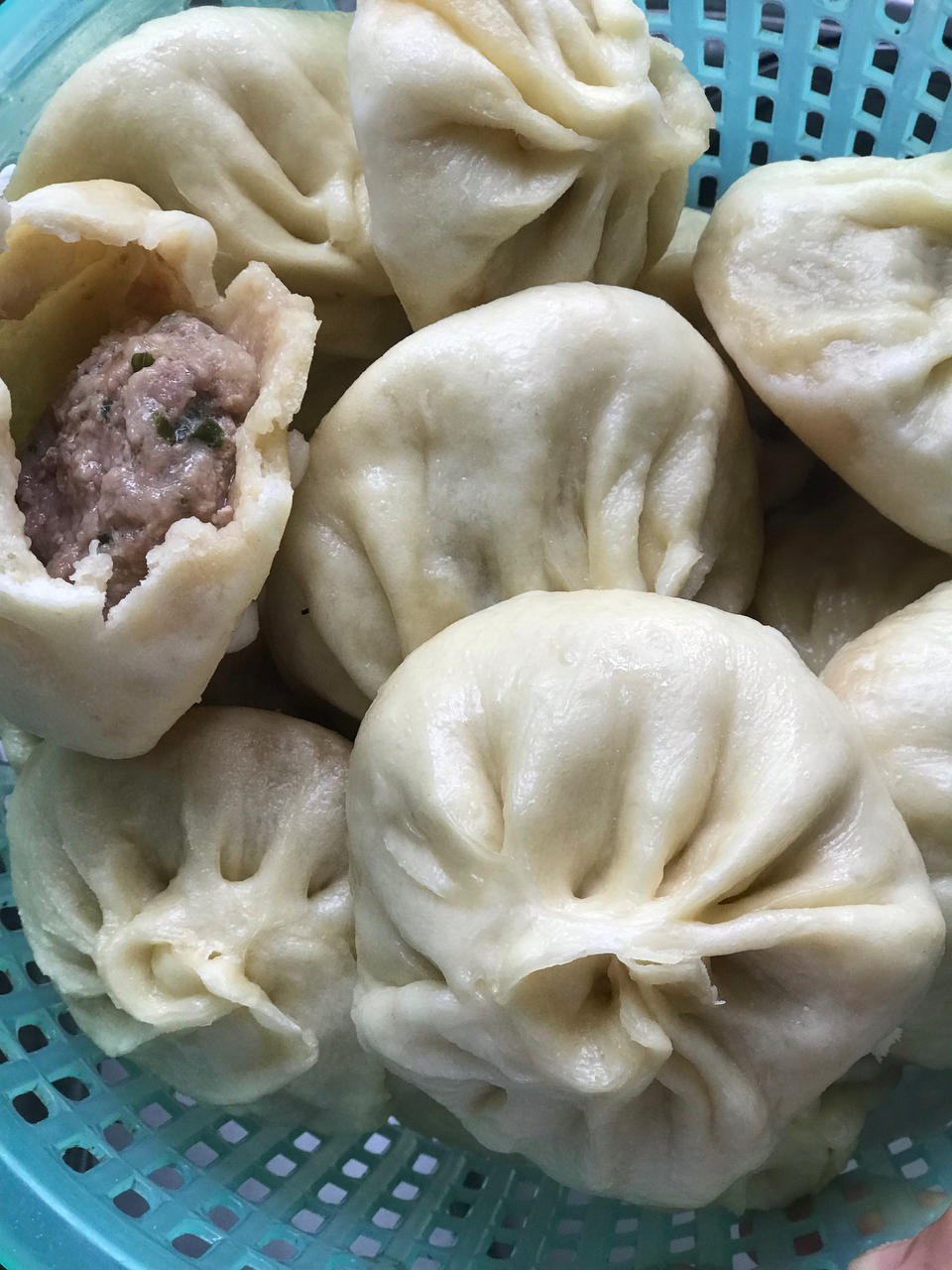 松软多汁的肉包子